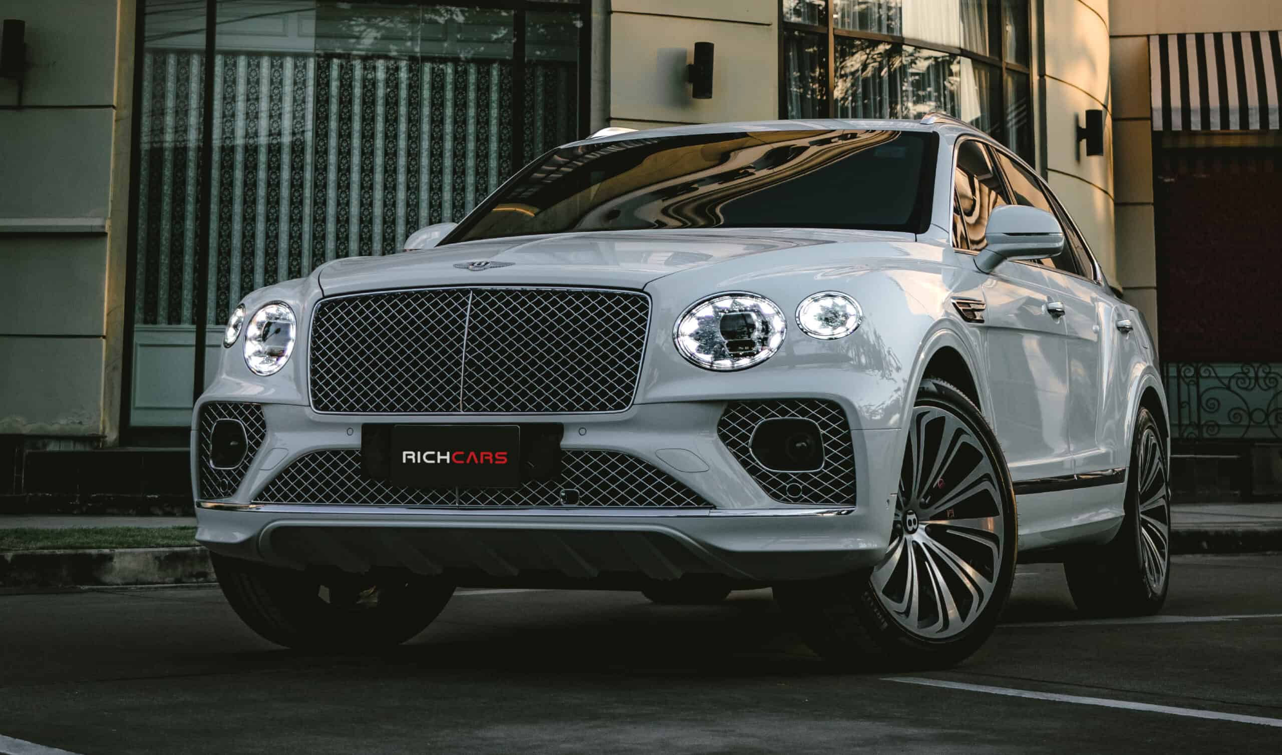 เป็นรถ Luxury Car ที่หรูหรา แต่ก็ไม่ทิ้งความอเนกประสงค์