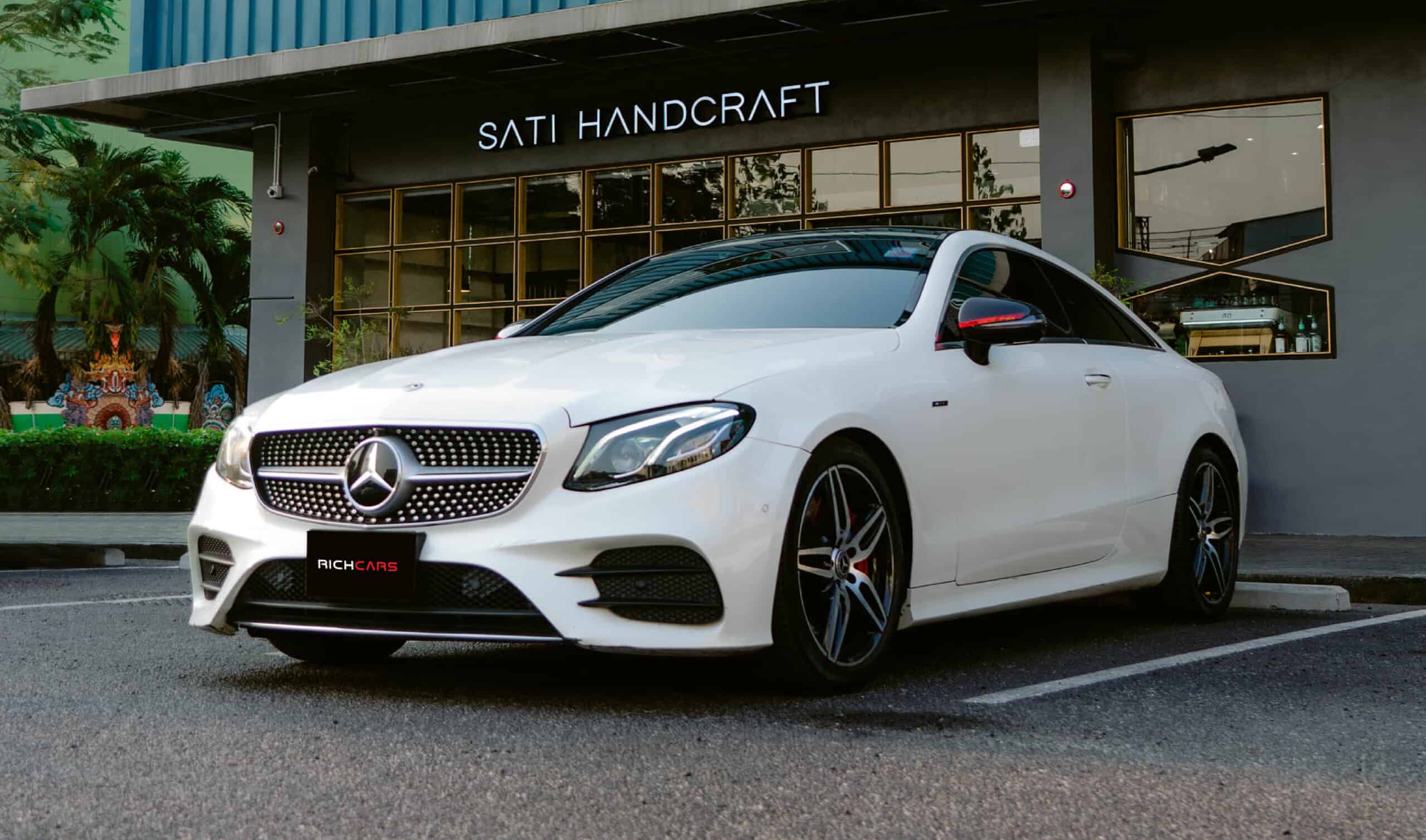 เช่ารถเบนซ์และรถหรูทุกรุ่น ด้วยราคาที่คุ้มค่ายิ่งกว่าจาก Richcars