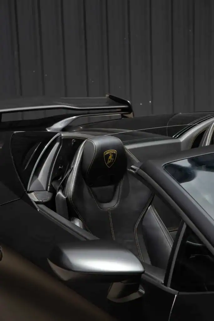 richcars-car-rental-lamborghini-huracan-evo-black-2024-5