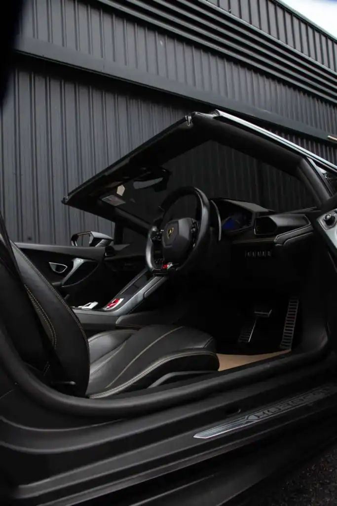 richcars-car-rental-lamborghini-huracan-evo-black-2024-6