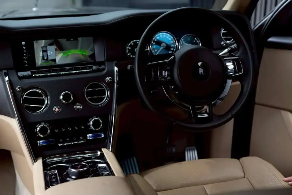 richcars-car-rental-rolls-royce-cullinan-9